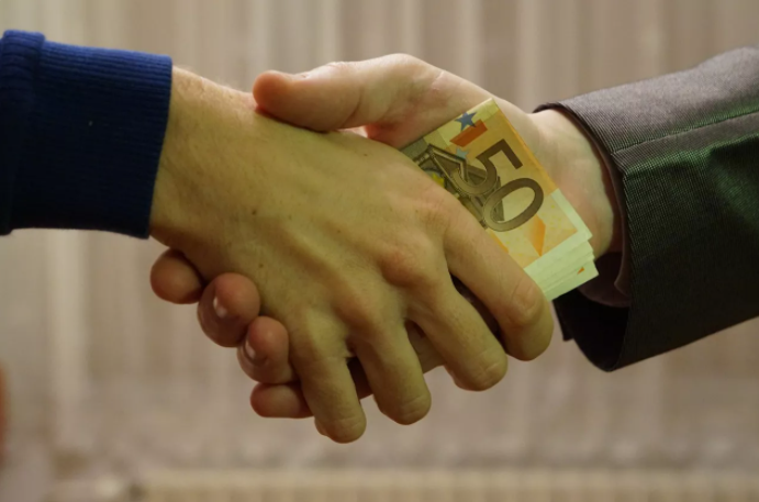Justiça do Trabalho mantém multa a empregado que prometeu dinheiro a testemunha